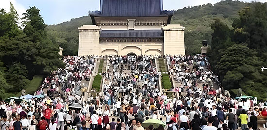 景区拥堵与追风的人